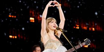 Taylor hand heart  Taylor, Taylor swift, Heart hands
