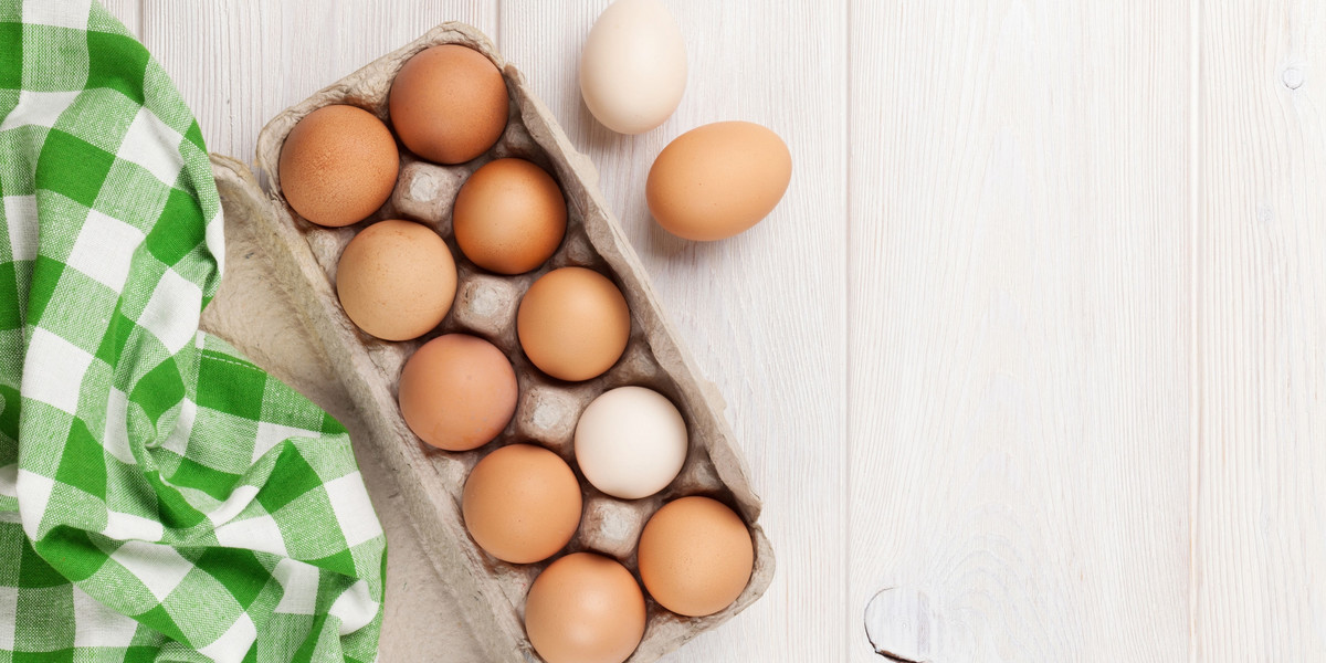 Te proste triki pomogą ci bezproblemowo ugotować i obrać jajka.