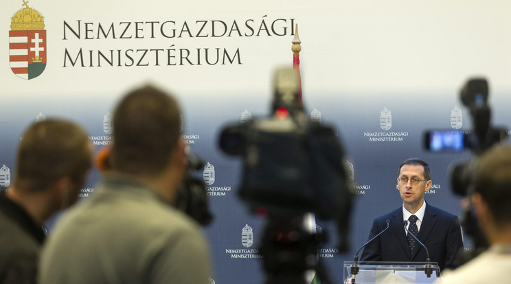 Varga Mihály nemzetgazdasági miniszter sajtótájékoztatót tart a minisztériumban 2016. május 21-én, miután a Fitch Ratings nemzetközi hitelminősítő visszaemelte a befektetési ajánlású osztályzati sávba Magyarország államadós-besorolását / Fotó: MTI Fotó: Szigetváry Zsolt