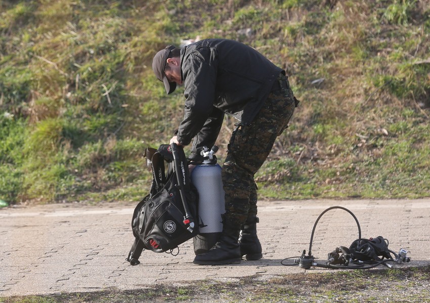 Ronioci se pripremaju da uđu u vodu na mestu gde je dečak poslednji put viđen