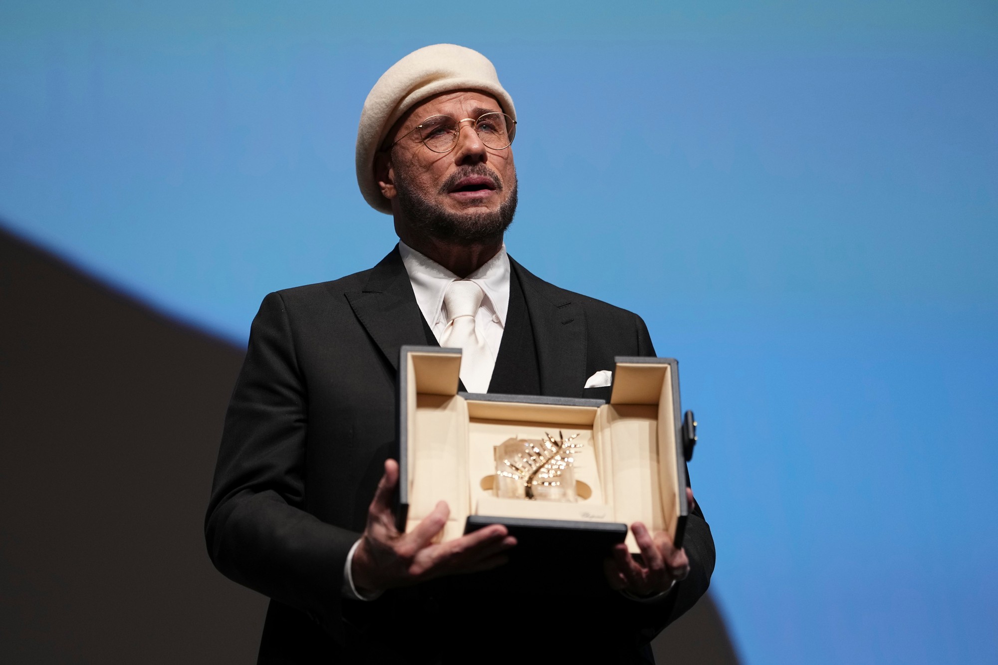 Herec John Travolta drží svoju čestnú Zlatú palmu počas 79. ročníka Medzinárodného filmového festivalu v Cannes.
