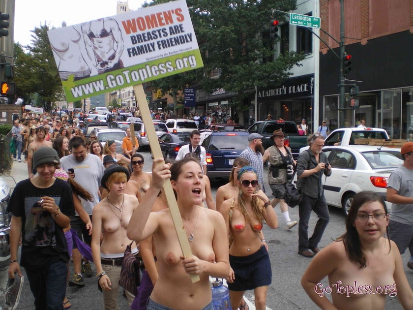 Go Topless Day na Times Square