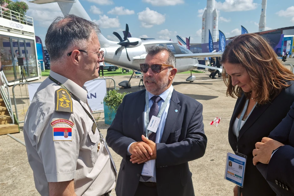 Delegacija Vojske Srbije na vazduhoplovnom sajmu u Parizu