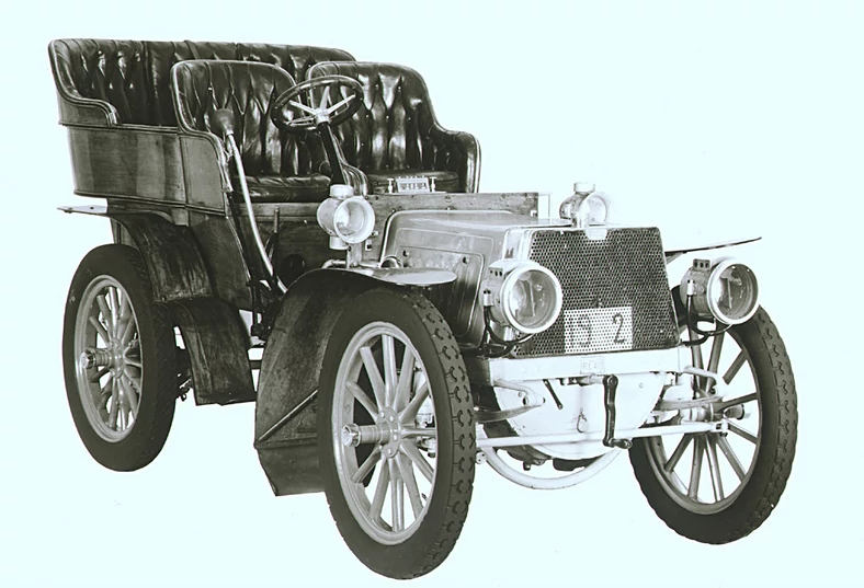 Wczesne automobile, jak ten Fiat 12 HP z 1901 r., miały kierownicę z prawej strony, żeby lepiej widzieć pobocze.