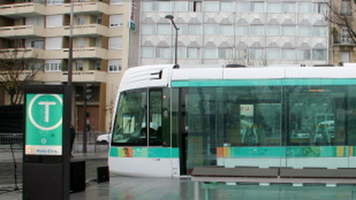 Automatyczne wypożyczalnie rowerów, rozbudowa linii tramwajowej czy subwencje dla nabywców elektrycznych skuterów - to tylko niektóre pomysły władz Paryża na ograniczenie liczby samochodów w mieście.