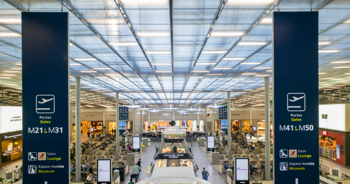 La France.  Des travailleurs ont bloqué un terminal dans un aéroport parisien et se sont affrontés avec la police