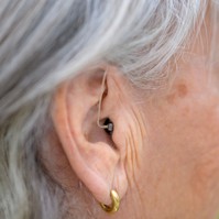 Az ilyen fülbe épített mikrofonok segíthetnek „meghallgatni” az Alzheimer-kór korai jeleit