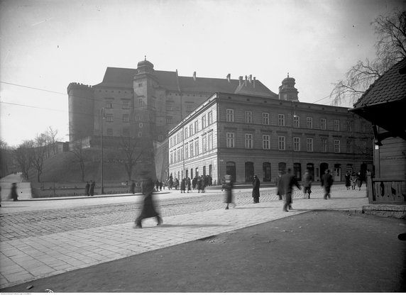 Fragmenty Wawelu w Krakowie. Widok ogólny od strony skrzyżowania ul. Gertrudy i ul. Grodzkiej (tzw. plac Bernardyński). Widoczny gmach domu "Dębno" (1933)