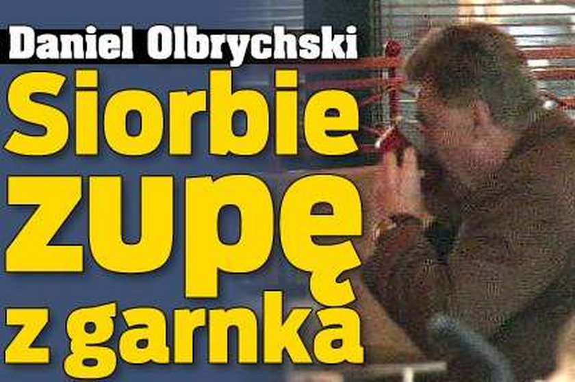 Daniel Olbrychski siorbie zupę z garnka