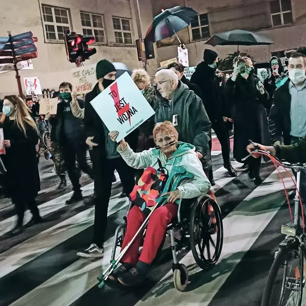 We Wrocławiu jedną z protestujących była starsza kobieta na wózku inwalidzkim