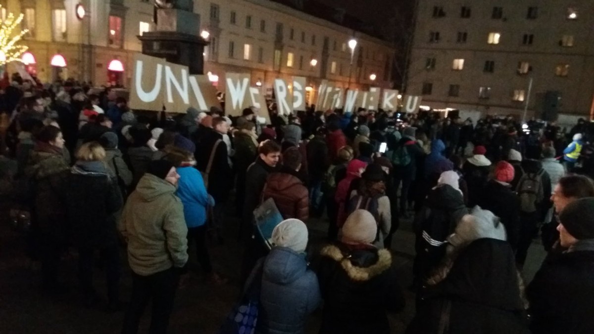 Tłumaczą, że chcą żyć w kraju, w którym przestrzegana jest konstytucja i w którym wszystkie osoby są równe wobec prawa. Przed pomnikiem Kopernika w Warszawie rozpoczął się Protest Studentek i Studentów. Podobne manifestacje odbywają się także w innych miastach.