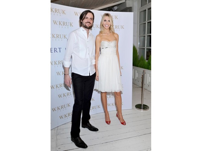 Biała niewinna sukienka dzięki krojowi była bardzo seksowna