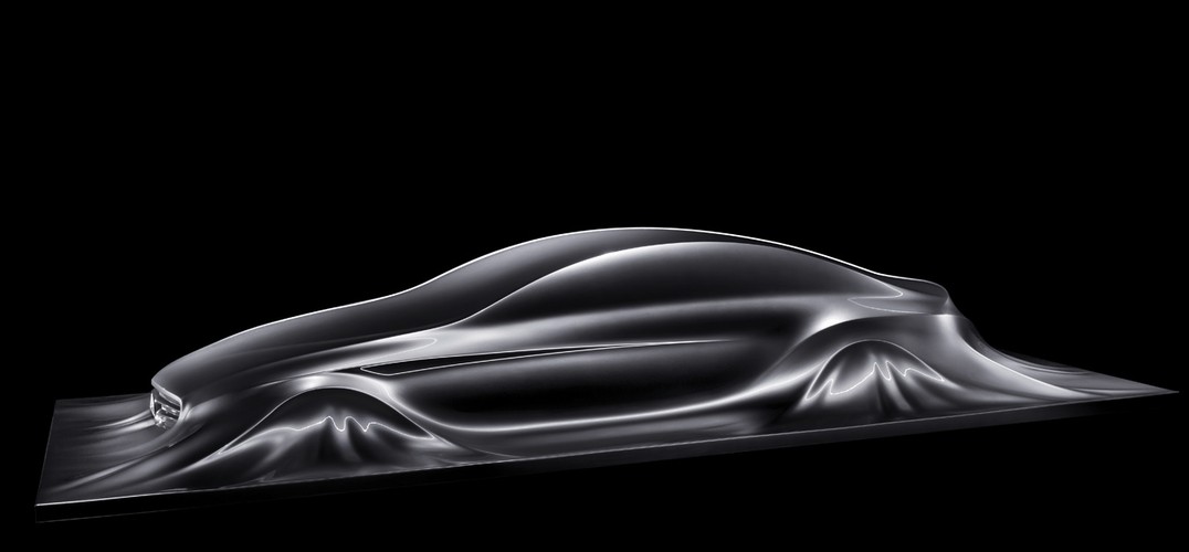 W tak nietypowy sposób Mercedes skłania oglądających do rozważań, który z mających mieć niedługo premierę modeli jest już na końcowym etapie projektowym, przed wprowadzeniem do produkcji