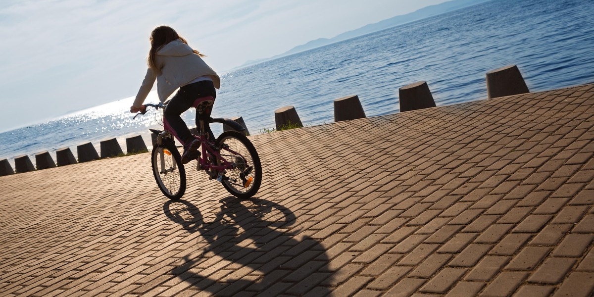 Bartoszyce. 10-latka jechała na rowerze. Zahaczyła szyją o metalową linkę