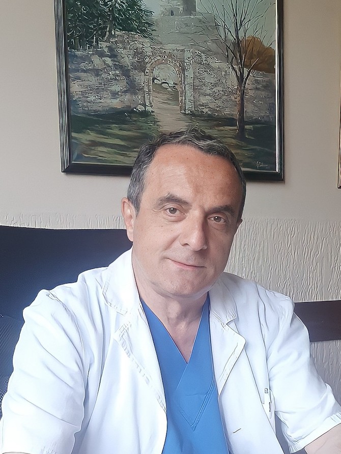 prim. dr Srećko Bosić, hirurga i predsednika Srpskog udruženja za lečenje rana, koji vodi Centar za lečenje rana i dijabetesno stopalo u hirurškoj službi Opšte bolnice u Požarevac