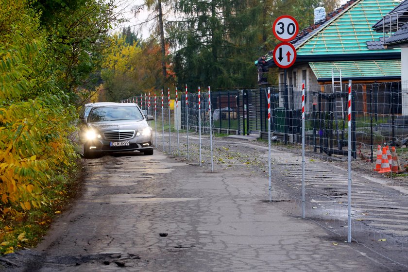 Blokada drogi w Łodzi. Ulica Denna z płotem na jezdni. Zbudowana na prywatnych działkach