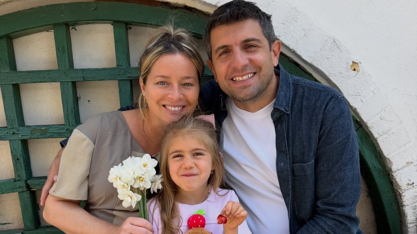 Laura Cosoi și soțul ei au vrut să plece în Italia, dar zborul lor a fost anulat. Prin ce au trecut cei doi. „Ce dorește Universul să ne transmită?”