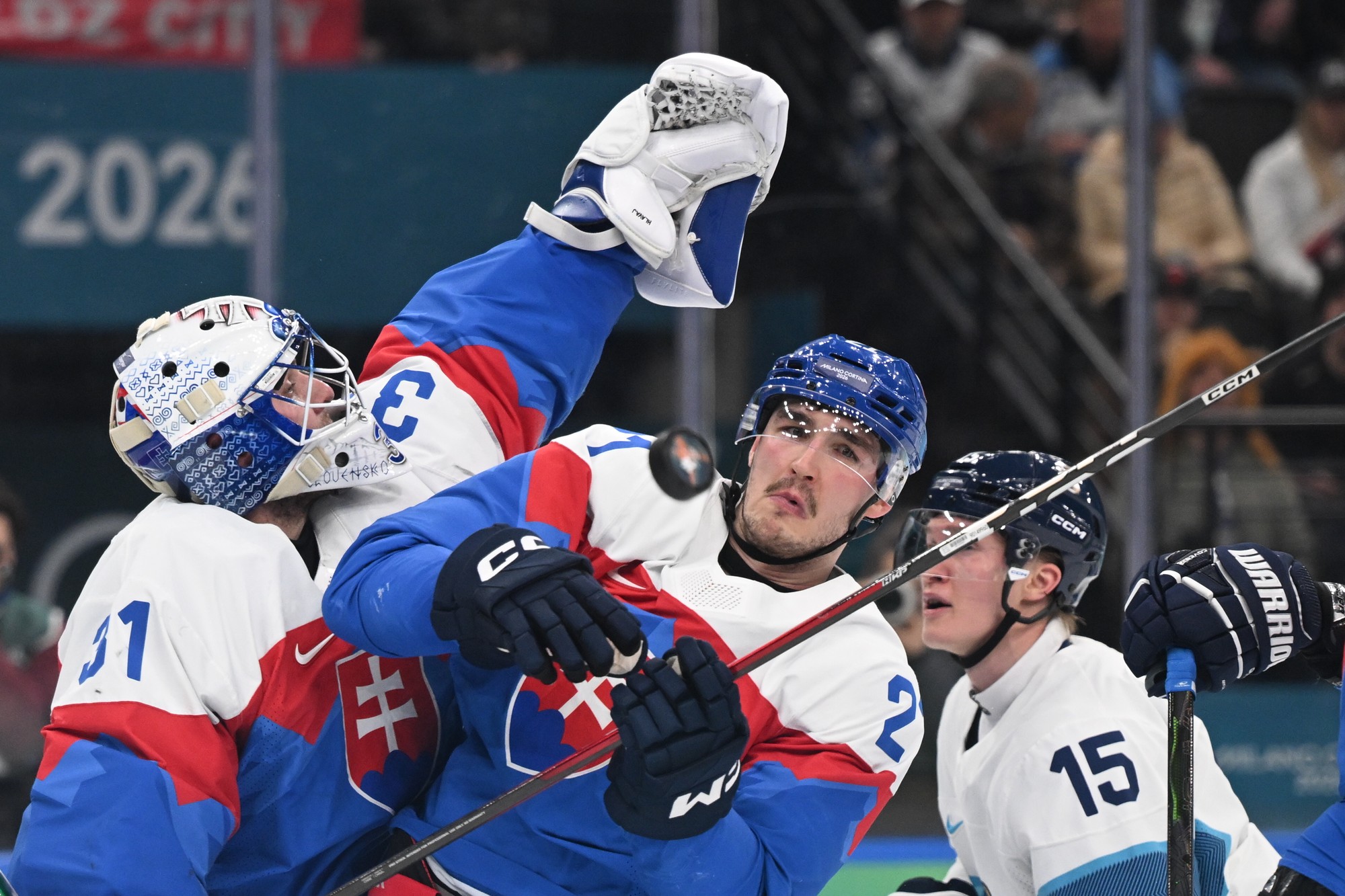 Samuel Hlavaj (31), csapattársa, Adam Ružička (21) és a finn játékos, Anton Lundell (15).