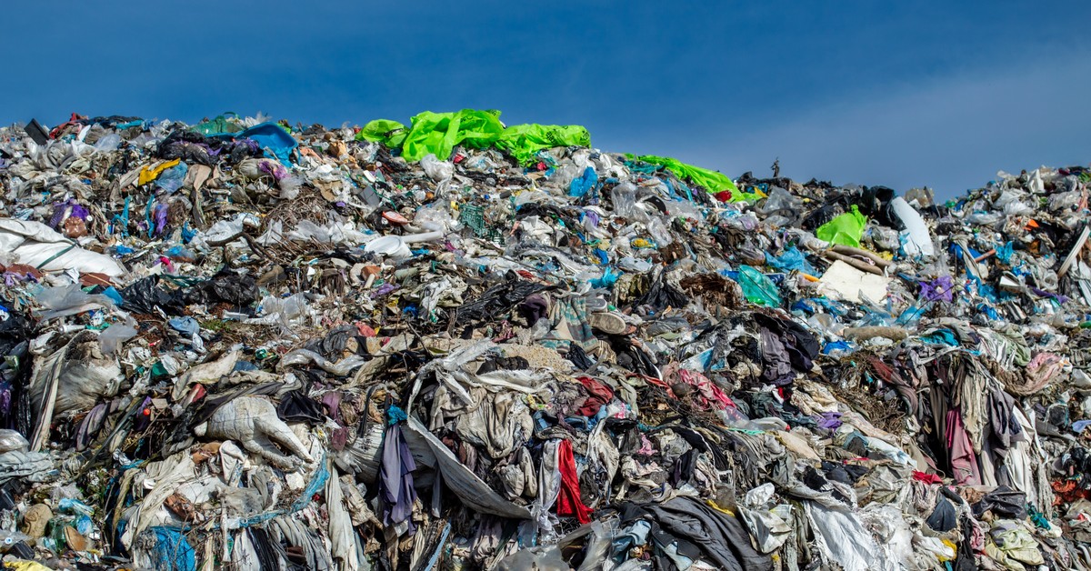Unijny bat na odzieżowe marnotrawstwo. Nadciągają nowe przepisy, które mają uzdrowić rynek zalany nadmiarem ubrań