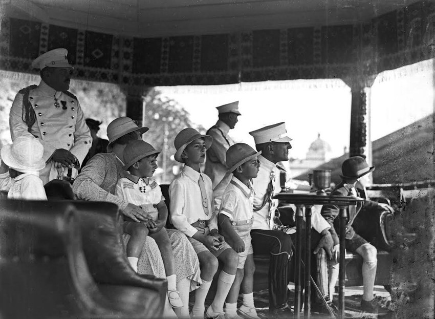 Porodica Karađorđević, oko 1932 na svečanoj tribini. Sleva na desno: kraljica Marija, princ Andrej, prestolonaslednik Petar, princ Tomislav i kralj Aleksandar Karađorđević. Dečak krajnje desno je Aleksandar, stariji sin kneza Pavla   Na postavci će biti predstavljena bogata zbirka fotografija Svetozara Grdijana koja se u Muzeju čuva od 1970. godine i koja u celini čini jedinstvenu predstavu vremena zaustavljenog u kadru fotoaparata. Autor izložbe je Darko Ćirić, viši kustos Muzeja.