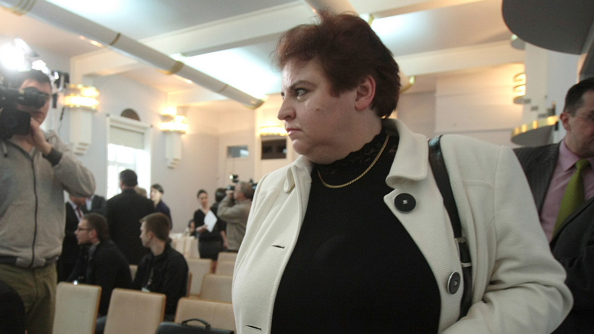 Posłanka Solidarnej Polski Marzena Wróbel, podsumowując 100 dni urzędowania minister Krystyny Szumilas w resorcie oświaty oceniła, że odpowiada ona za "falę likwidacji szkół". Posłanka krytykowała też minister za zmiany podstawy programowej nauczania w liceach.