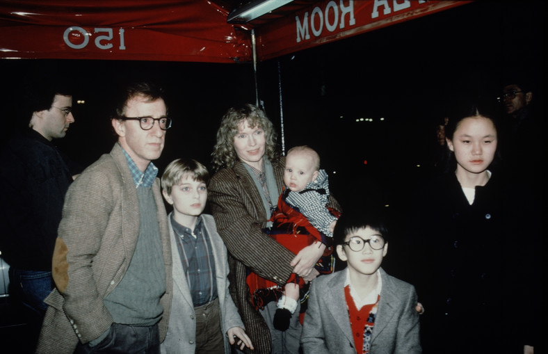 Woody Fallen i Mia Farrow z adoptowanymi dziećmi