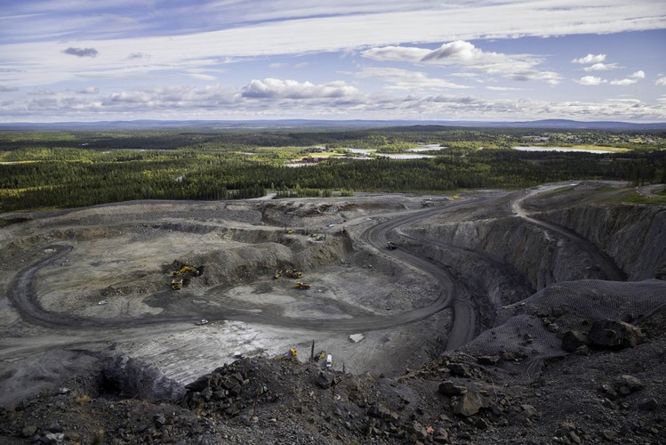 Gdyby nie kopalnia żelaza, Kiruna w ogóle by nie istniała. To wokół przemysłu wydobywczego skupia się życie w tym szwedzkim miasteczku, położonym w odległości 140 km od koła podbiegunowego. Miasto zostało założone przez państwowy koncern wydobywczy Luossavaara-Kiirunavaara AB (LKAB) w 1900 roku, jednak zaczęło się rozwijać dopiero po tym, jak LKAB doprowadził do miasteczka linię kolejową (1903 r.). Dla spółki było to tak wielkim wydatkiem, że cudem uniknęła bankructwa. Ostatecznie kolej okazała się jednak bardzo opłacalną inwestycją.