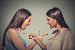 Dlaczego obwiniamy innych za swoje błędy? Psycholog wyjaśnia