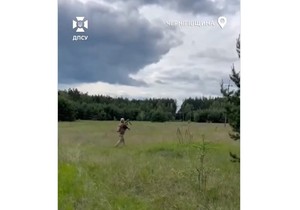 Ukrajinski vojnik puškom oborio ruski dron