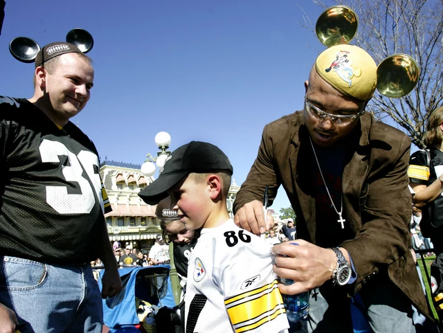 PHOTOS: Super Bowl Winners Visiting Disney World After the Big Game