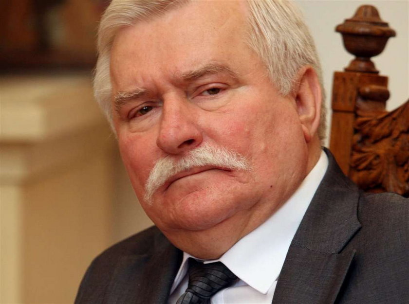 Lech Wałęsa z własnym portretem. Czy podobny?