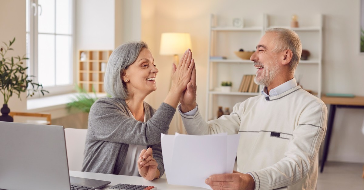 Dodatki do emerytury po 65 roku życia. Jakie dodatki do emerytury należą się osobom 65+? Oto lista i kwoty 2025