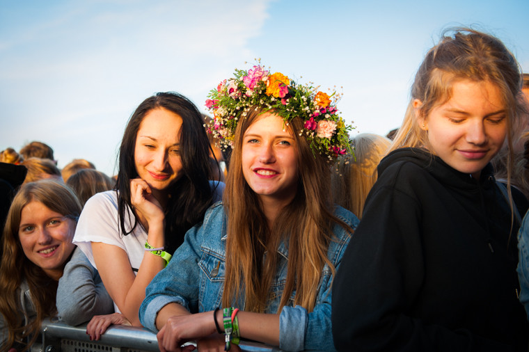 Publiczność pod sceną na festiwalu Heineken Open'er (fot. Monika Stolarska/Onet)