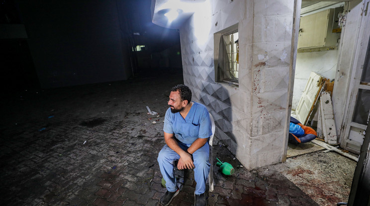 Orvos ül a gázai Al-Ahli baptista kórház udvarán, miután az épületet rakétatámadás érte 2023. október 17-én. Az izraeli hadsereg szóvivője szerint az Iszlám Dzsihád terrorszervezet elhibázott rakétakilövése okozta a kórházi robbanást, amelynek legkevesebb ötszáz halálos áldozata, illetve sebesültje van / Fotó: MTI/EPA/Mohamed Szaber