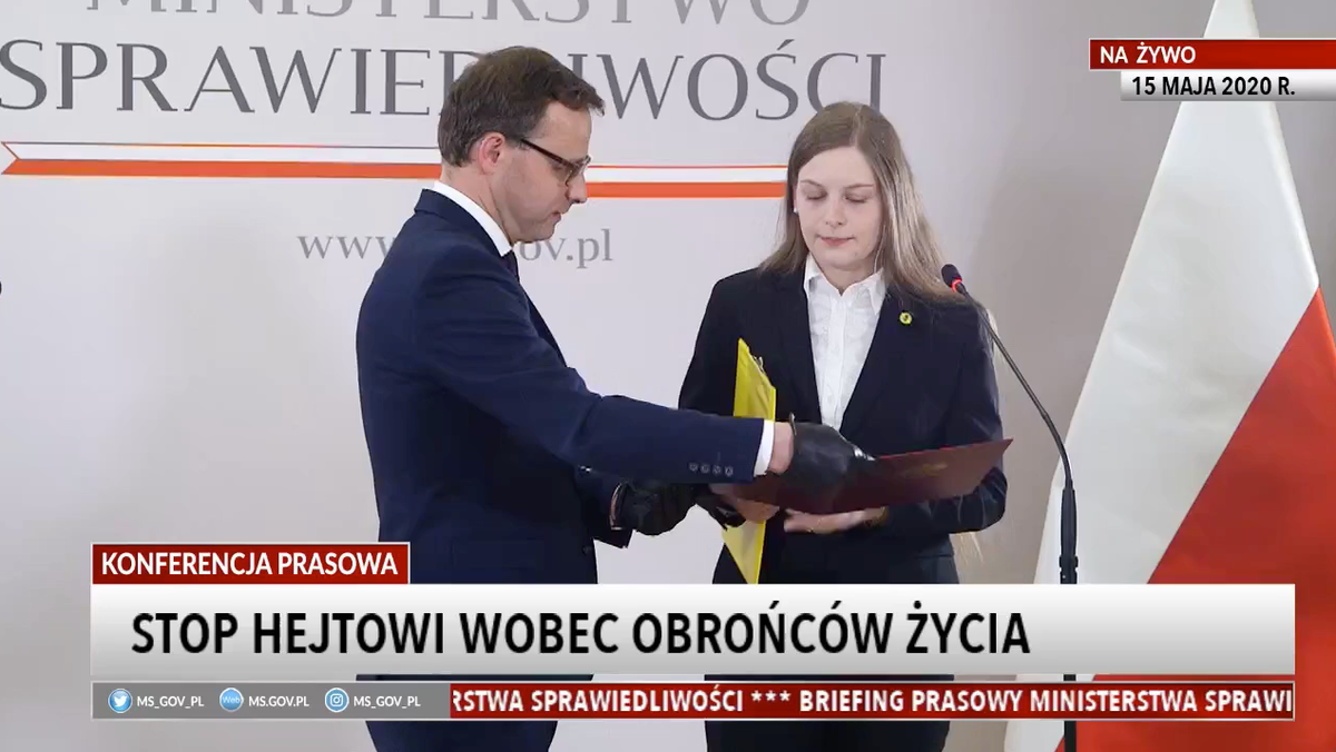 Zuzanna Wiewiórka odbiera medal od Ministerstwa Sprawiedliwości