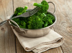 Kinga Paruzel gotuje brokuły. Ależ ma na to świetny patent!