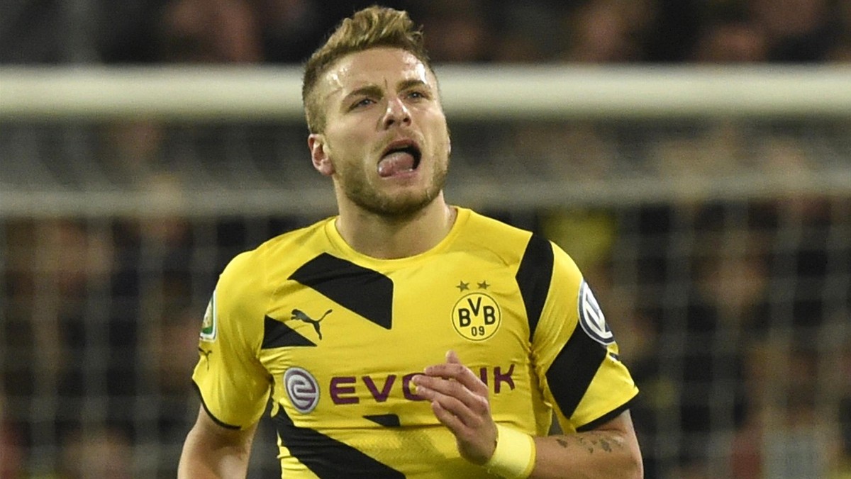 Jak informuje dziennik "Bild" napastnik Borussii Dortmund Ciro Immobile nie musi stawiać się na treningach zespołu, dopóki jego żona Jessica nie urodzi dziecka. Aktualnie zawodnik przebywa we Włoszech i zdaniem niemieckiego tabloidu może rozmawiać z Napoli o ewentualnym transferze. Ponoć klub z Zagłębia Ruhry zgodzi się na jego odejście.