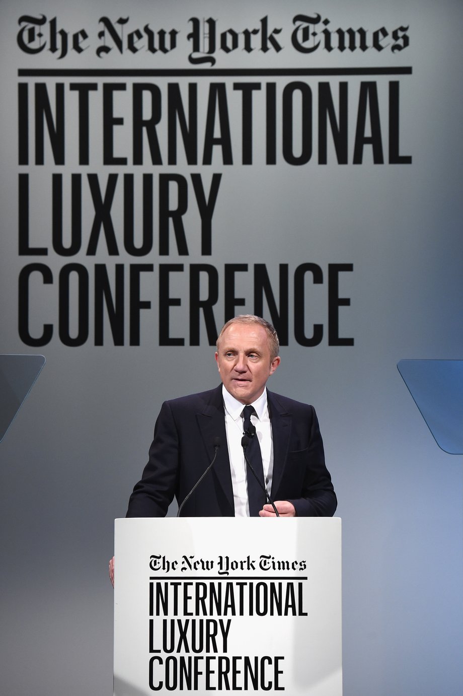 François-Henri Pinault, dyrektor generalny i przewodniczący Kering, przemawia na scenie podczas International Luxury Conference, grudzien 2014 r. 