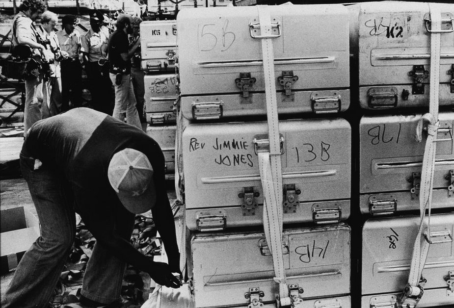 Transport ciał ofiar sekty (widoczna trumna Jima Jonesa)