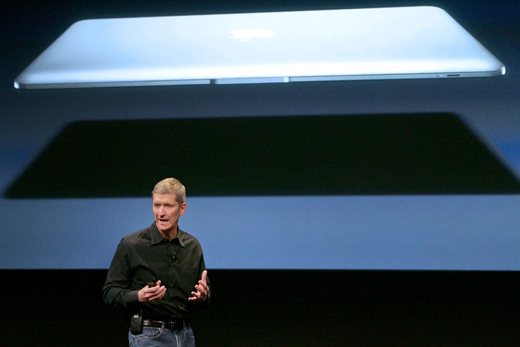 4. Tim Cook (na zdj.) i Jonathan Ive z Apple'a.