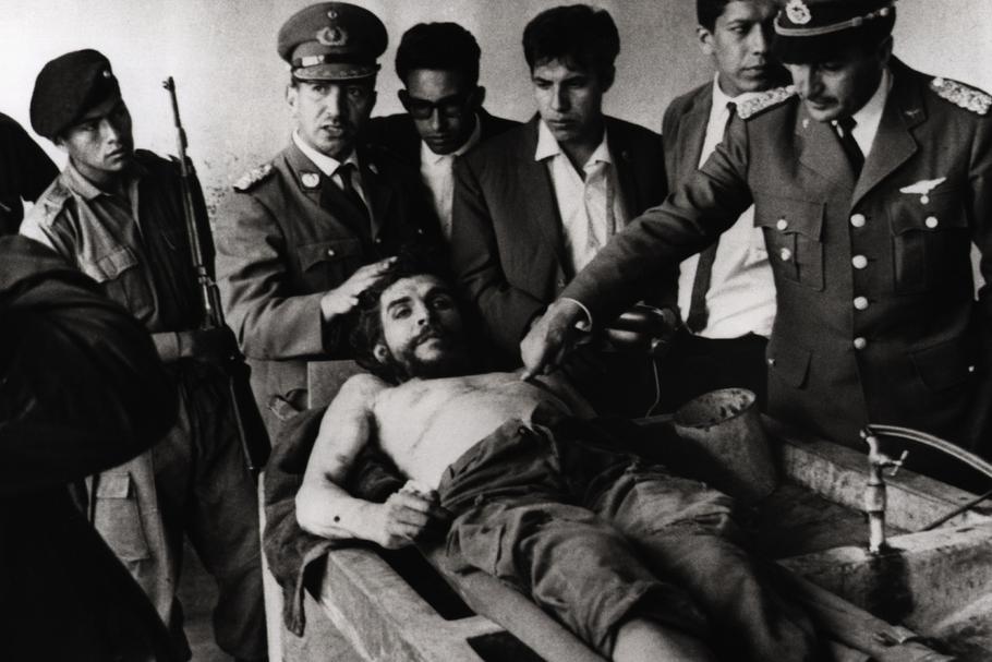 Che Guevara został zastrzelony przez pluton egzekucyjny, jego ciało przewieziono do szpitala w Vallegrande. Władze poinformowały, że zginął w walkach w boliwijskiej puszczy, 1967 r