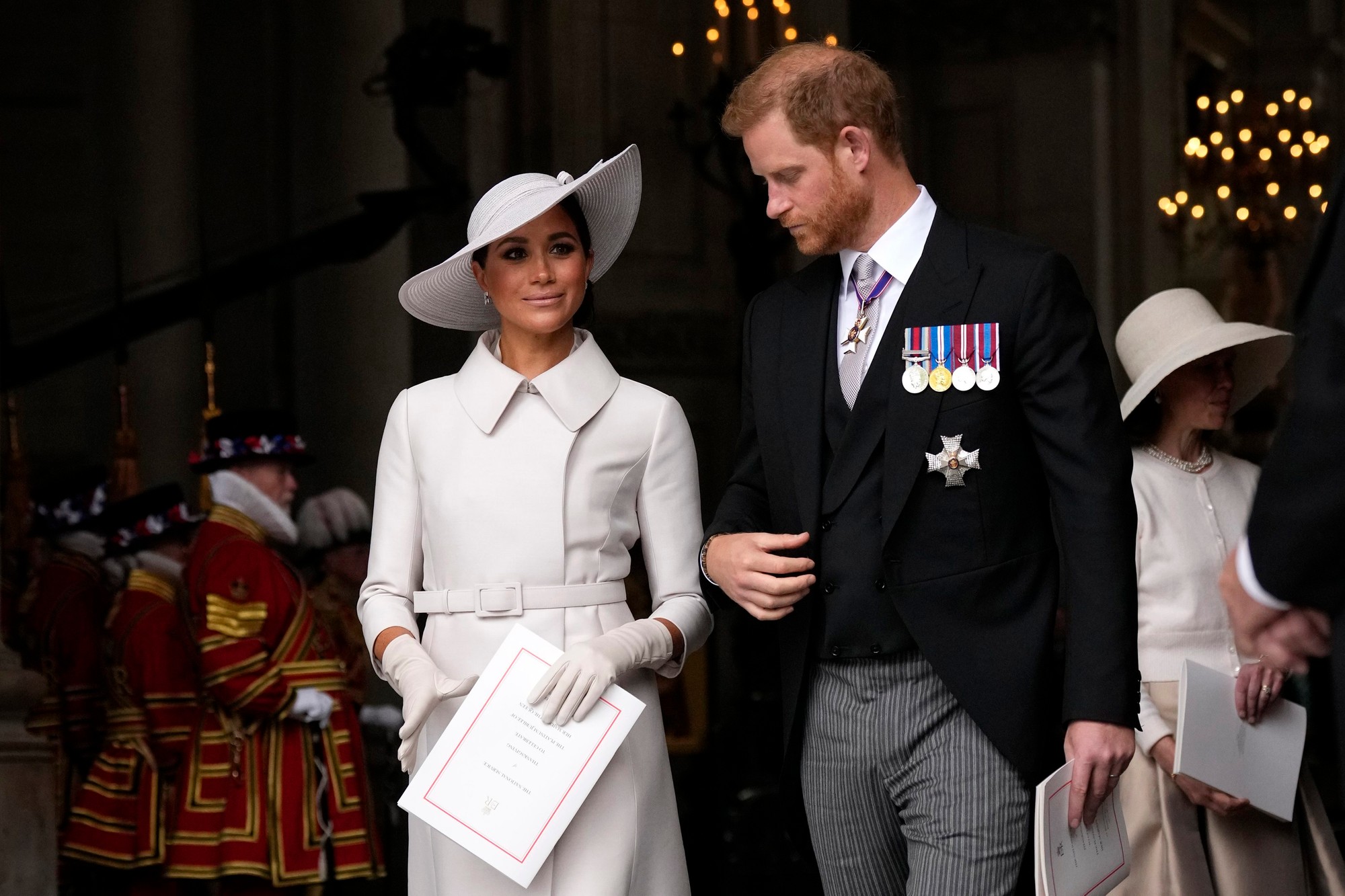 Účasť Meghan a Harryho na platinovom jubileu kráľovnej sa nestretla s nadšenými ováciami.
