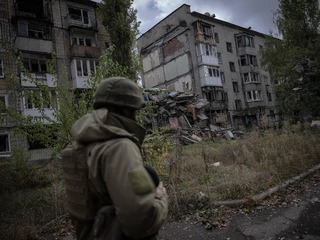 Żołnierz patroluje zbombardowany teren w pobliżu linii frontu pod Awdijiwką. 17.10.2023 r.