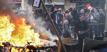 Totalny chaos w Paryżu! Walki na ulicach i stosy płonących śmieci