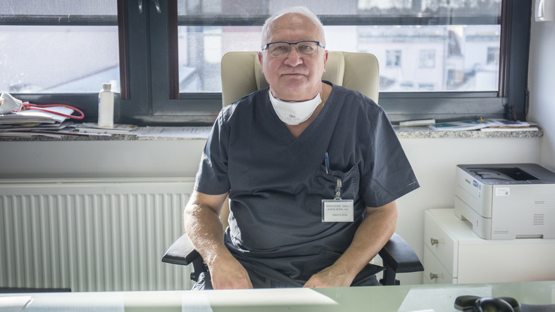 Koronawirus: Prof. Krzysztof Simon dostał ochronę. Grożą mu antyszczepionkowcy