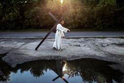 Michał Ulewiński w drodze na Jasną Górę. Wyruszył z rodzinnej miejscowości Kierz Niedźwiedzi z intencją zakreślenia na mapie Polski znaku krzyża, lipiec 2020 r.