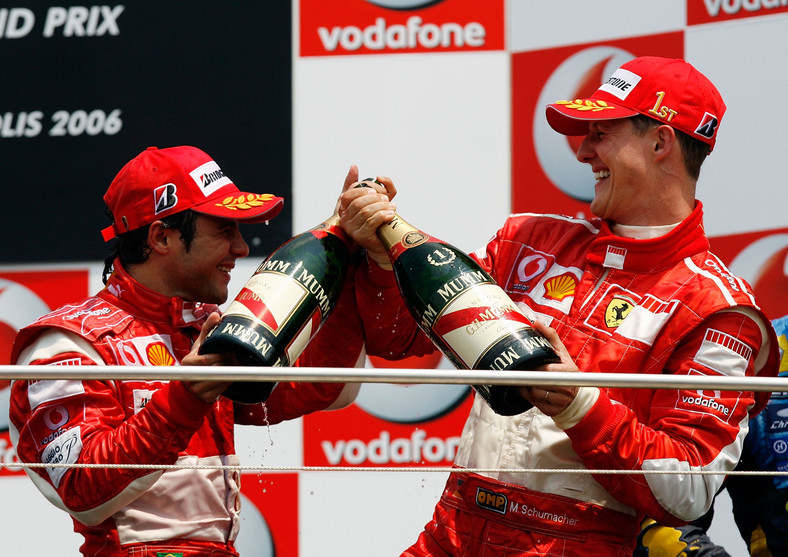Felipe Massa i Michael Schumacher świętują po wygraniu Grand Prix Stanów Zjednoczonych na torze w Indianapolis, 2 lipca 2006 r. 