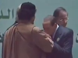 Tak Berlusconi całuje w rękę... Kadafiego