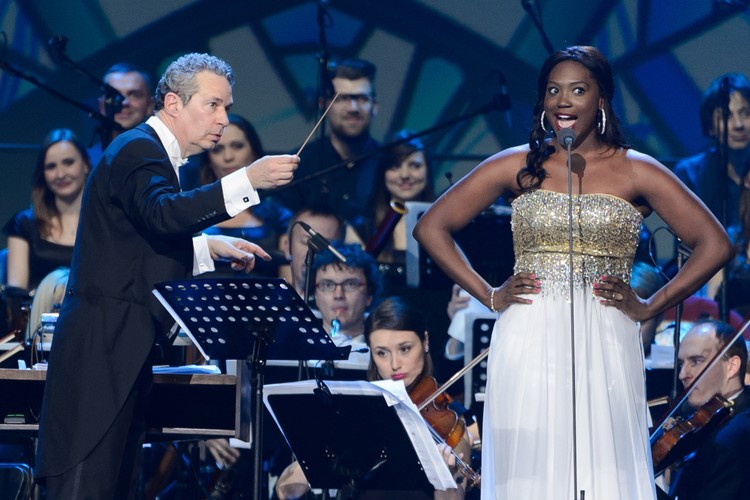 Dyrygent Eugene Kohn i amerykańska sopranistka Angel Blue podczas koncertu 'Tu zaczęła się Polska'