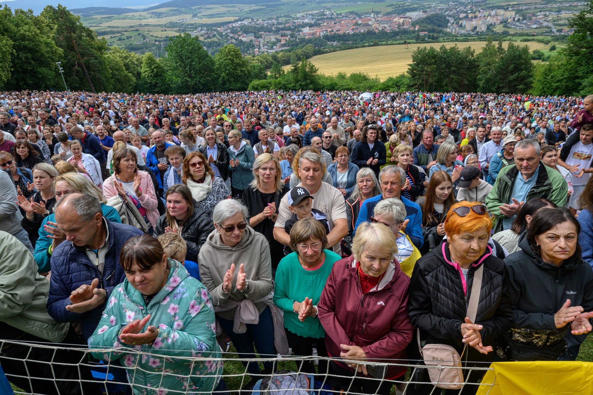 Na snímke veriaci sa modlia na slávnostnej odpustovej svätej omši na Mariánskej hore počas Levočskej púte v Levoči.
